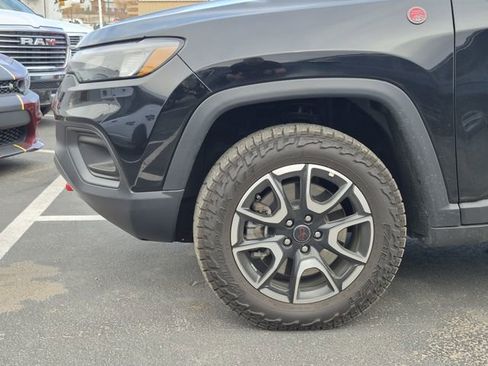 Used 2025 Jeep Compass Trailhawk image 5