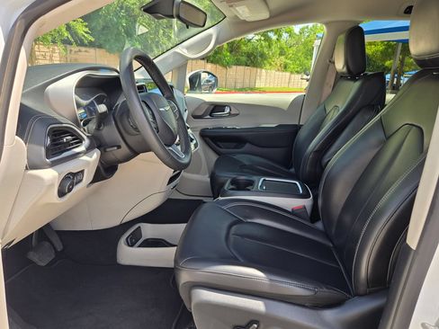 Used 2023 Chrysler Pacifica Touring-L FWD image 9