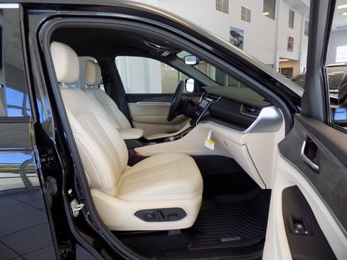 Certified 2023 Jeep Grand Cherokee L Limited image 10