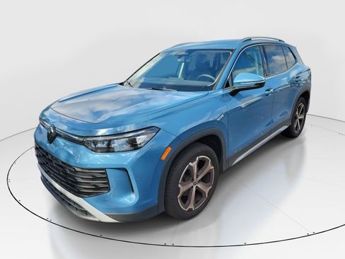 Used 2025 Volkswagen Tiguan SE image 2