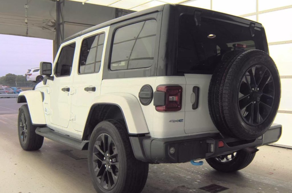 Used 2022 Jeep Wrangler Unlimited Sahara w/ Cold Weather Group AWD/4WD image 2
