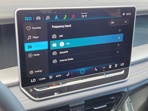 New 2025 Volkswagen Tiguan SE image 10