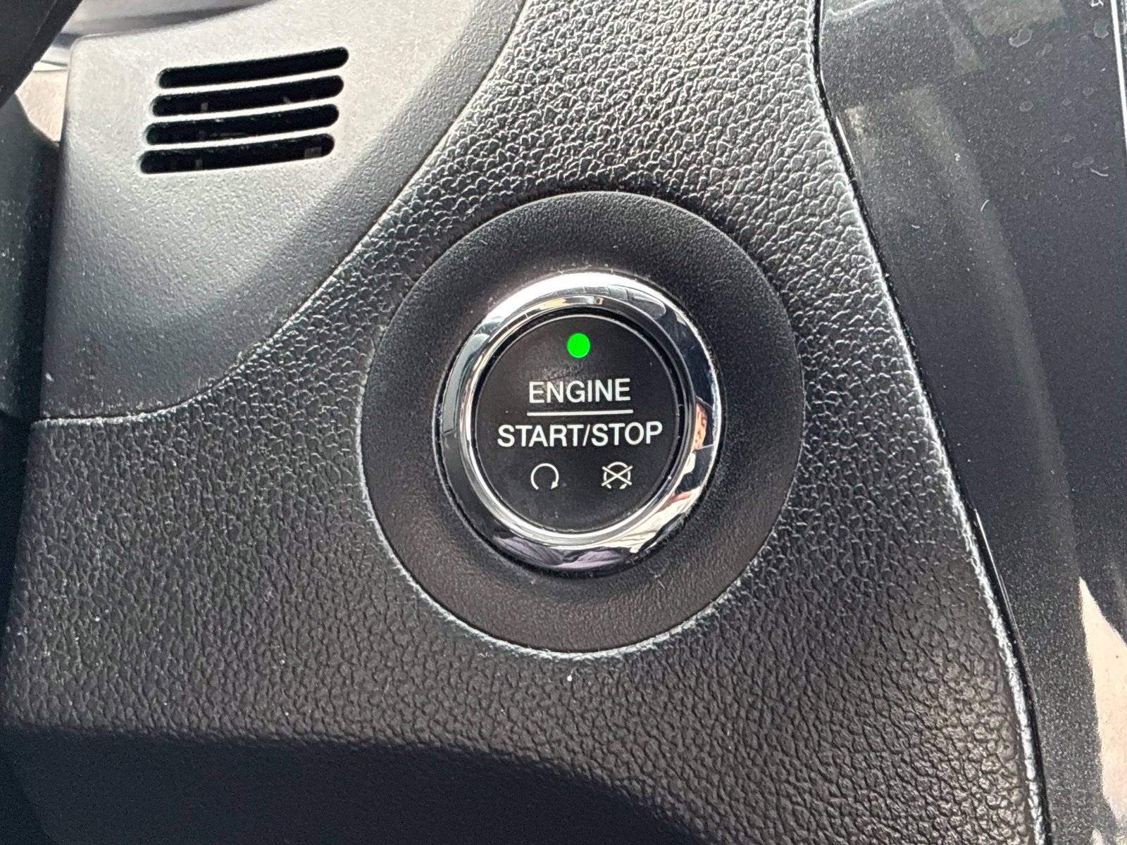 Used 2018 Ford Explorer XLT w/ Equipment Group 202A FWD image 25