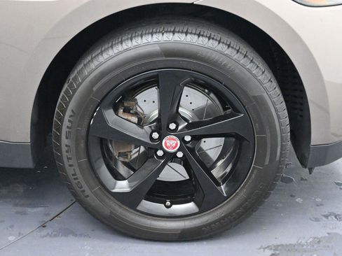 Used 2017 Jaguar F-PACE Premium image 34