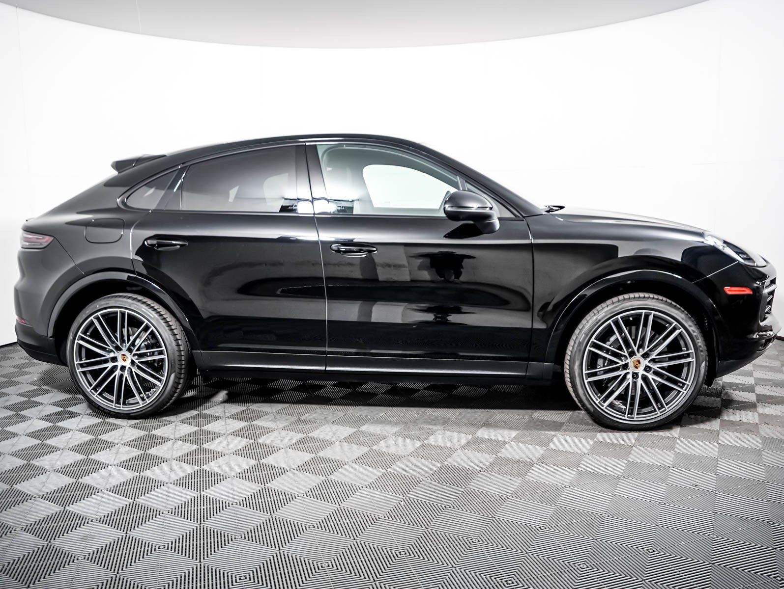 Certified 2023 Porsche Cayenne Platinum Edition w/ Towing Package w/o Tow Ball AWD/4WD image 9