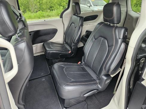 Used 2019 Chrysler Pacifica Touring-L FWD image 13