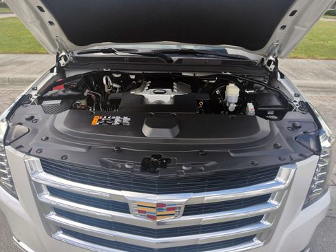 Used 2018 Cadillac Escalade ESV Premium Luxury AWD/4WD image 46