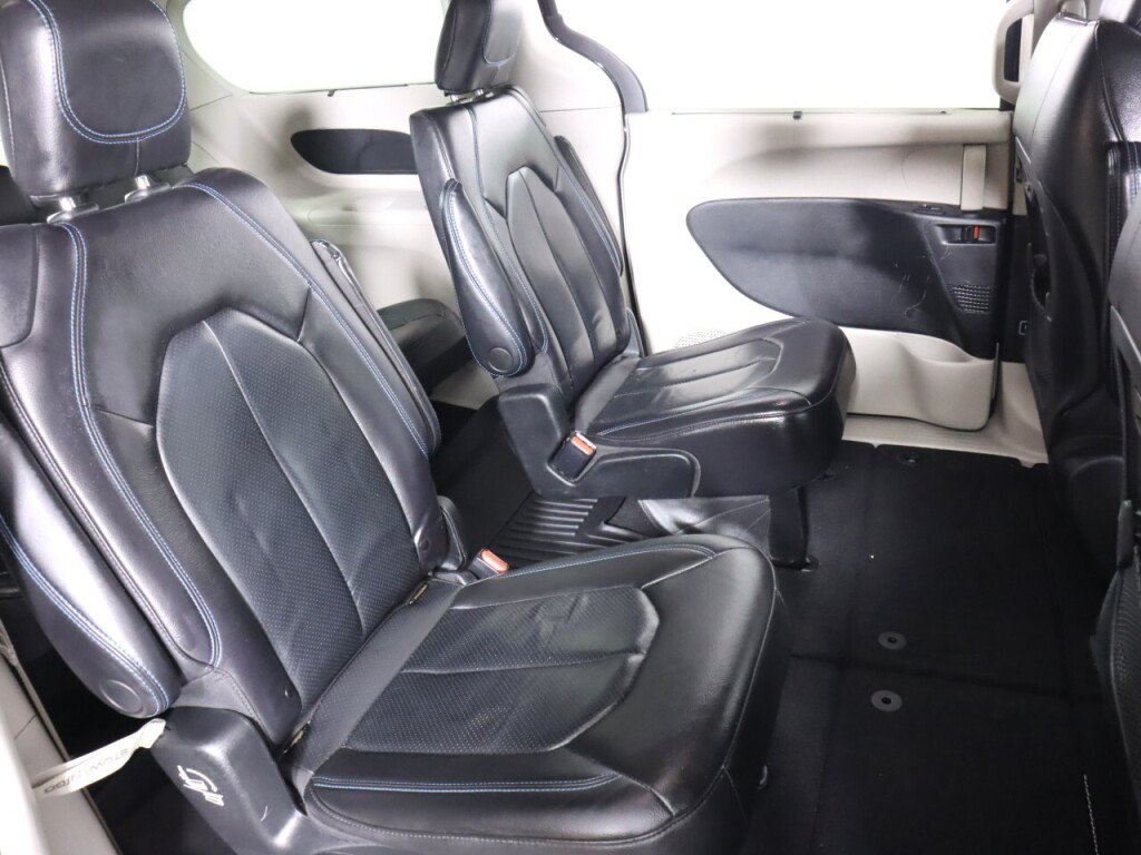 Used 2021 Chrysler Pacifica Touring-L FWD image 39