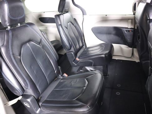 Used 2021 Chrysler Pacifica Touring-L FWD image 39