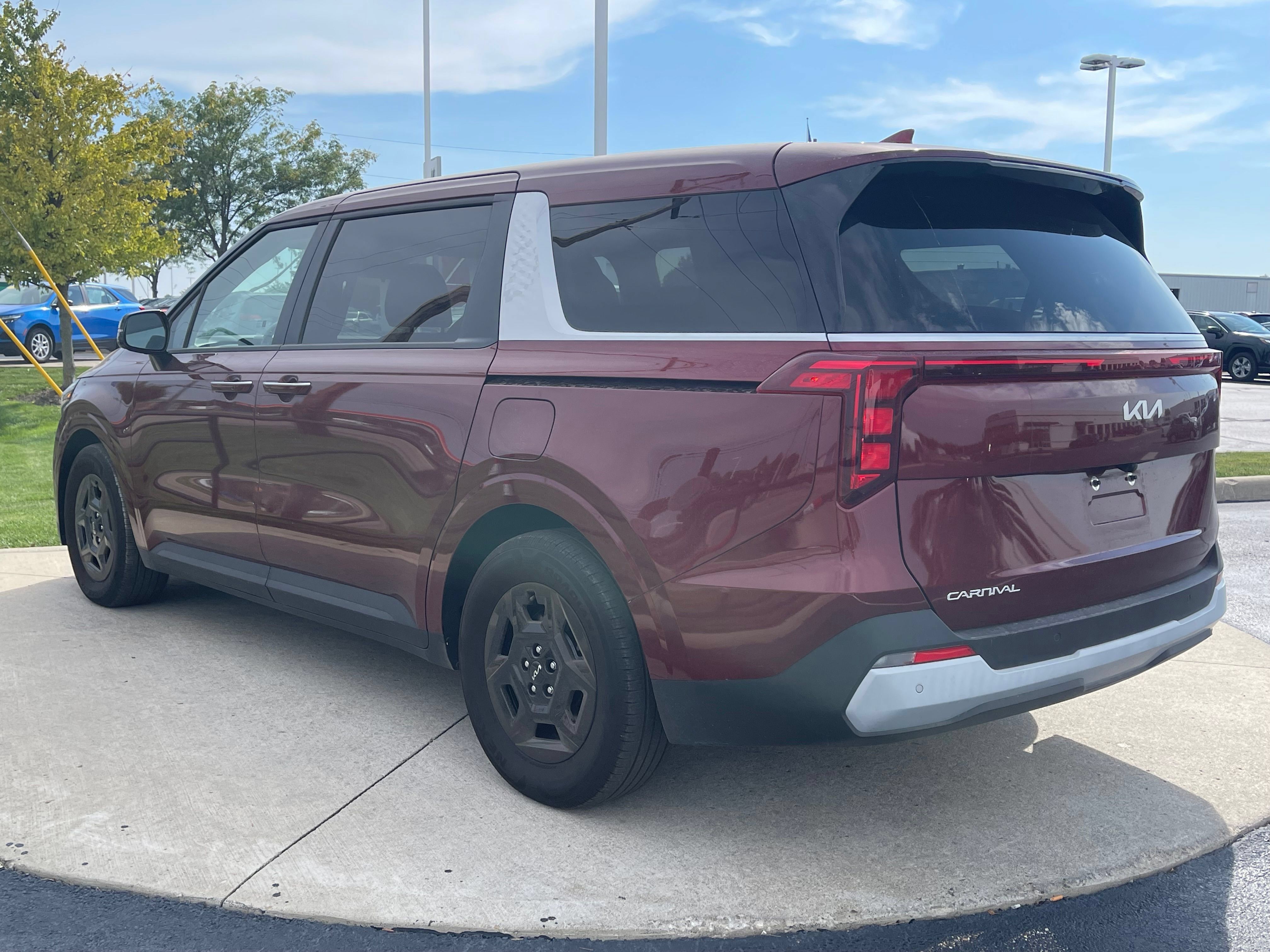 Used 2026 Kia Carnival FWD image 5