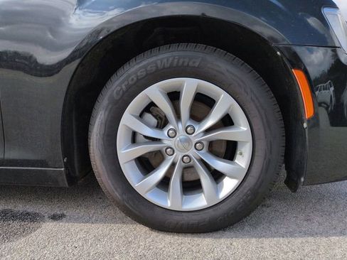 Used 2022 Chrysler 300 Touring image 10