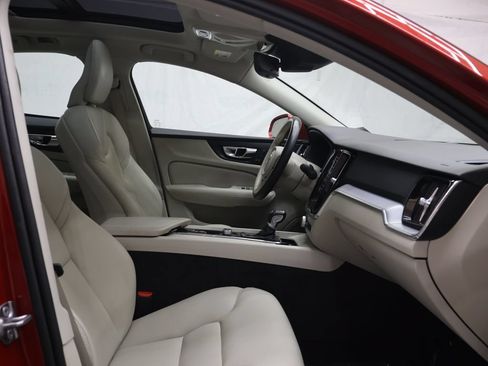 Used 2019 Volvo S60 T5 Momentum w/ Premium Package FWD image 9