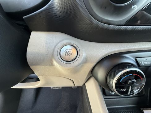 Used 2025 Hyundai Venue SEL FWD image 16