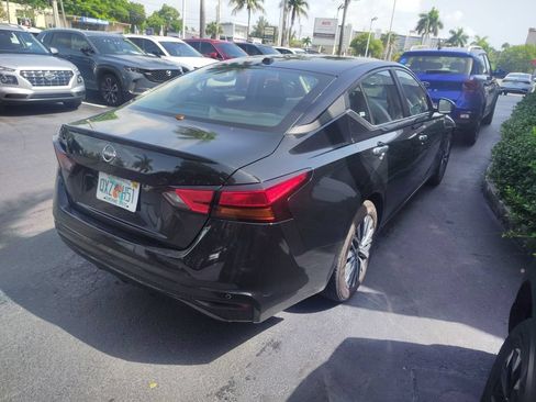 Used 2025 Nissan Altima 2.5 SV FWD image 8