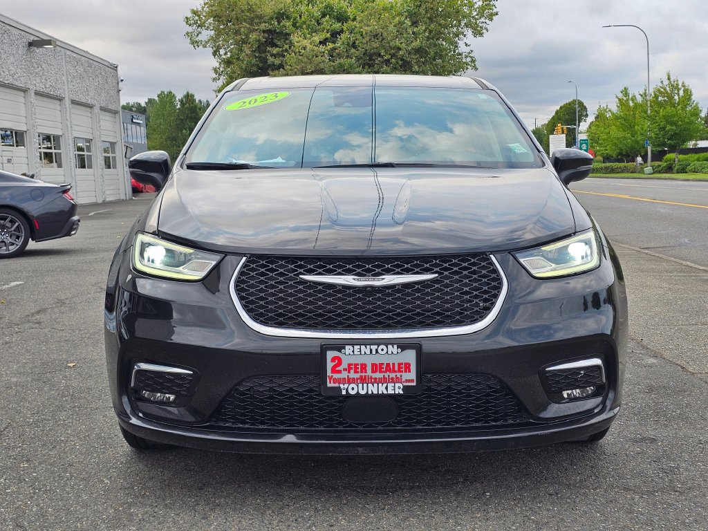 Used 2023 Chrysler Pacifica Touring-L FWD image 2