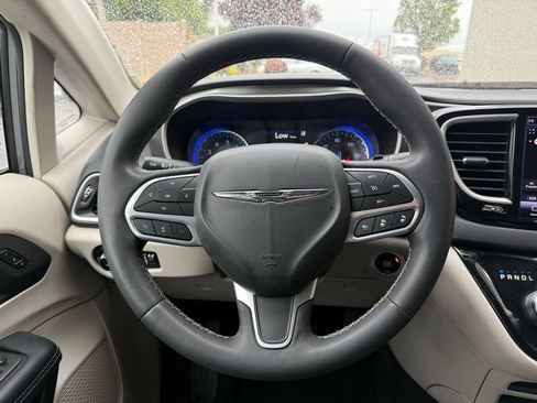 Used 2023 Chrysler Pacifica Touring-L FWD image 8