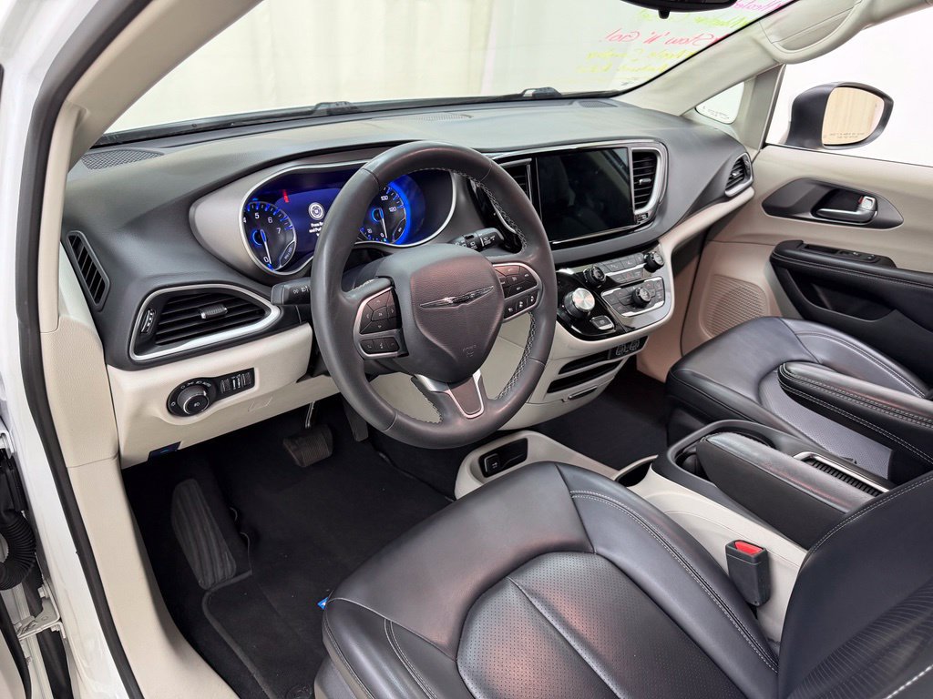 Used 2023 Chrysler Pacifica Touring-L FWD image 20