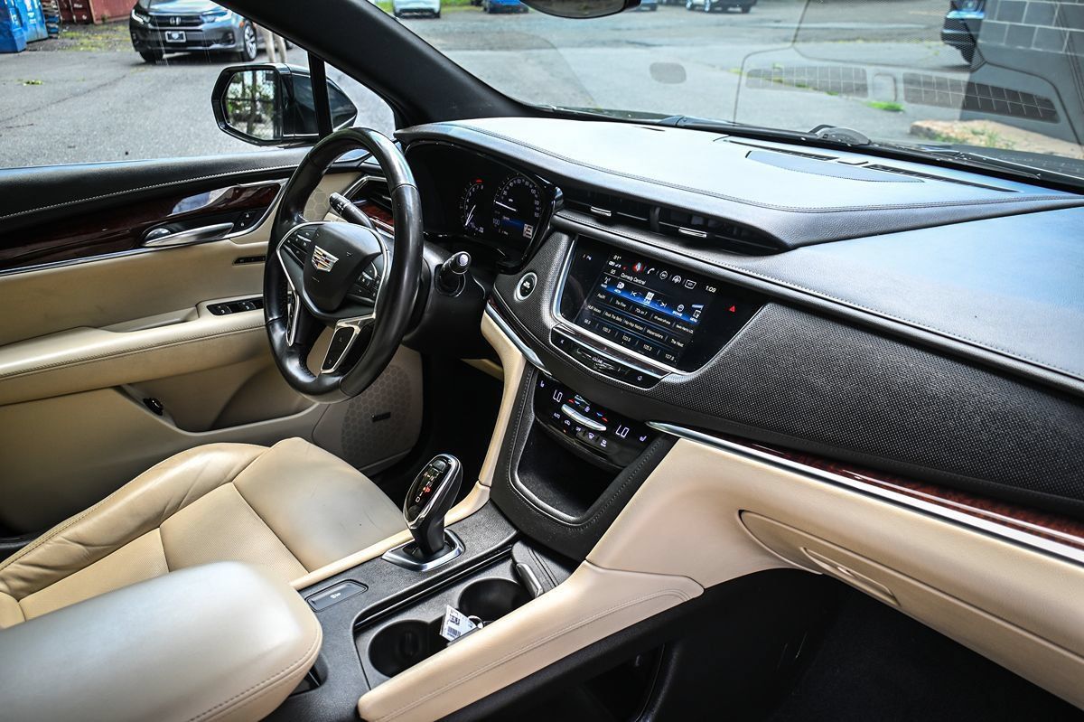 Used 2018 Cadillac XT5 Luxury w/ Driver Awareness Package FWD image 18