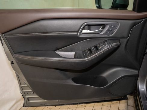 Used 2021 Nissan Rogue SL w/ Premium Package image 13