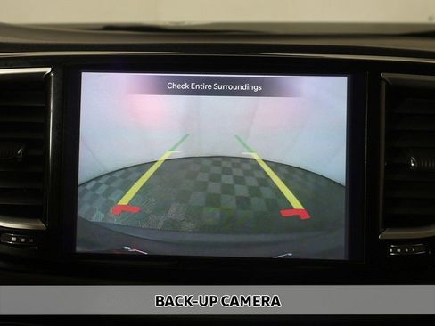 Used 2023 Chrysler Pacifica Touring-L image 6