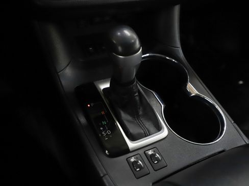 Used 2018 Toyota Highlander SE image 26