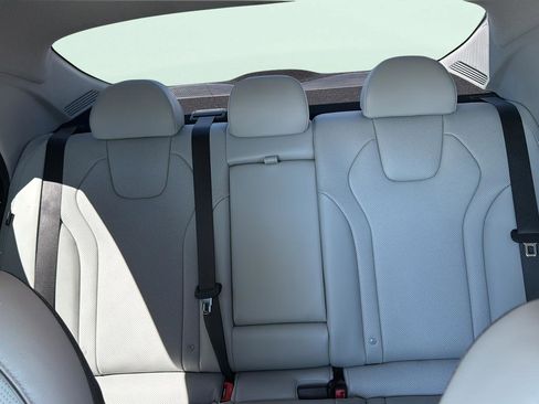 Used 2025 Hyundai Elantra Limited image 18