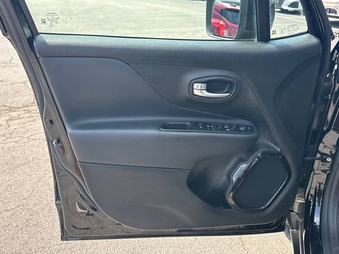 Used 2017 Jeep Renegade Altitude FWD image 11