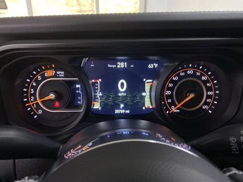 Used 2025 Jeep Wrangler Sahara image 27