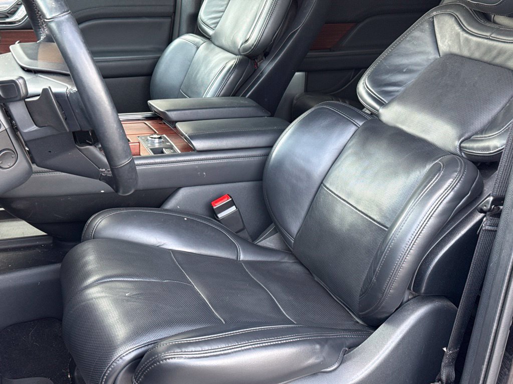 Used 2023 Lincoln Navigator Reserve AWD/4WD image 6