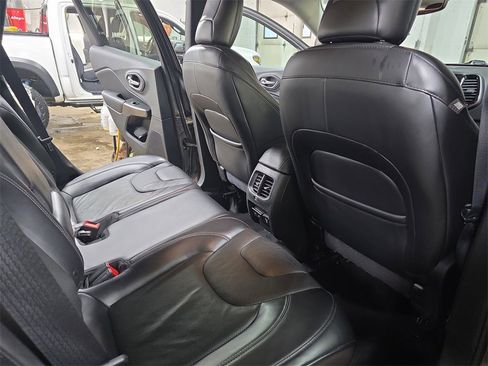 Used 2019 Jeep Cherokee Limited image 11