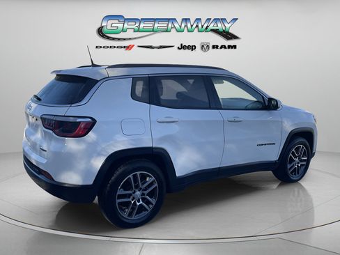 Used 2017 Jeep Compass Latitude w/ Popular Equipment Group FWD image 4