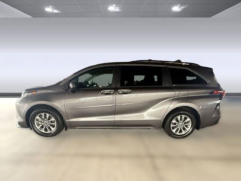 Used 2021 Toyota Sienna XLE image 2