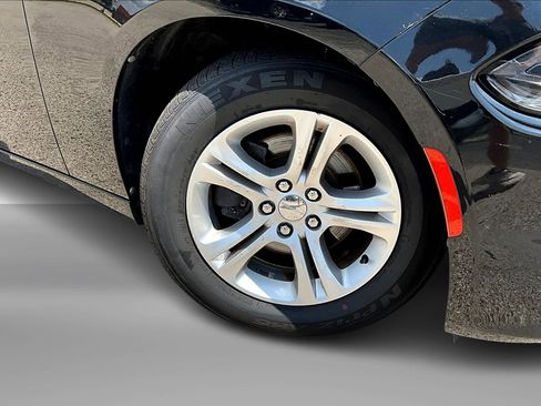 Used 2019 Dodge Charger SXT image 2