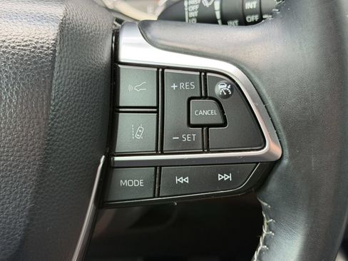Used 2021 Toyota Highlander XSE FWD image 18