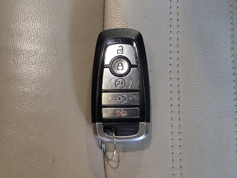 Used 2017 Ford Fusion SE w/ Fusion SE Technology Package image 32