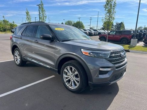 Used 2023 Ford Explorer XLT w/ Equipment Group 202A AWD/4WD image 3