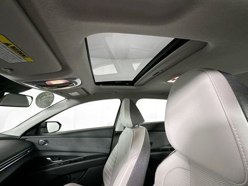 Used 2025 Hyundai Elantra Limited FWD image 21