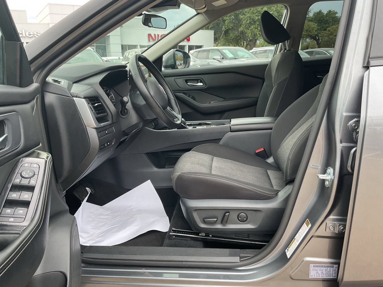 Used 2025 Nissan Rogue SV FWD image 8