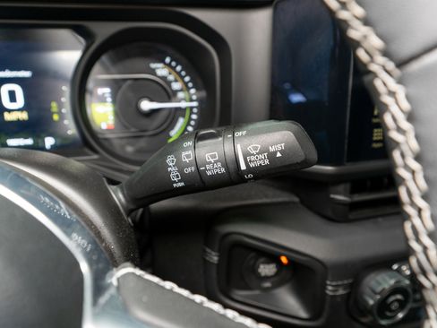 Used 2025 Jeep Wrangler Unlimited Sahara AWD/4WD image 28