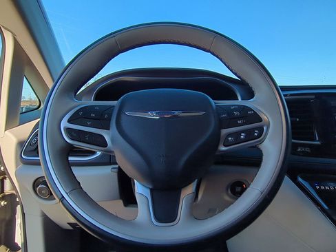 Used 2017 Chrysler Pacifica Limited w/ UConnect Theater Package image 33