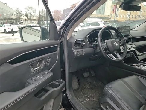 Used 2025 Honda Pilot Touring image 9