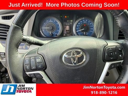 Used 2019 Toyota Sienna XLE Premium FWD image 13