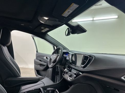 New 2026 Chrysler Pacifica Limited image 16