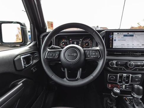 Used 2025 Jeep Wrangler Unlimited Rubicon AWD/4WD image 23