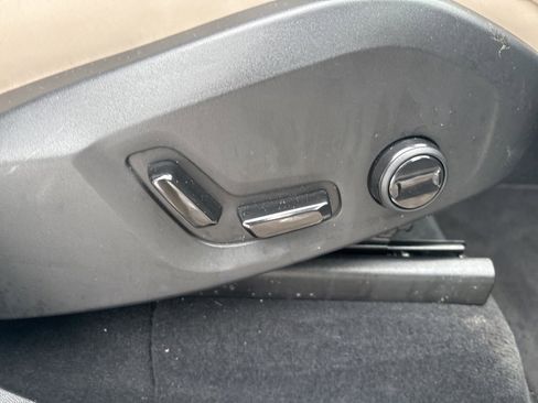 Certified 2025 Volvo XC90 B6 Plus image 42