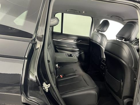 Used 2023 Jeep Grand Cherokee Limited image 29