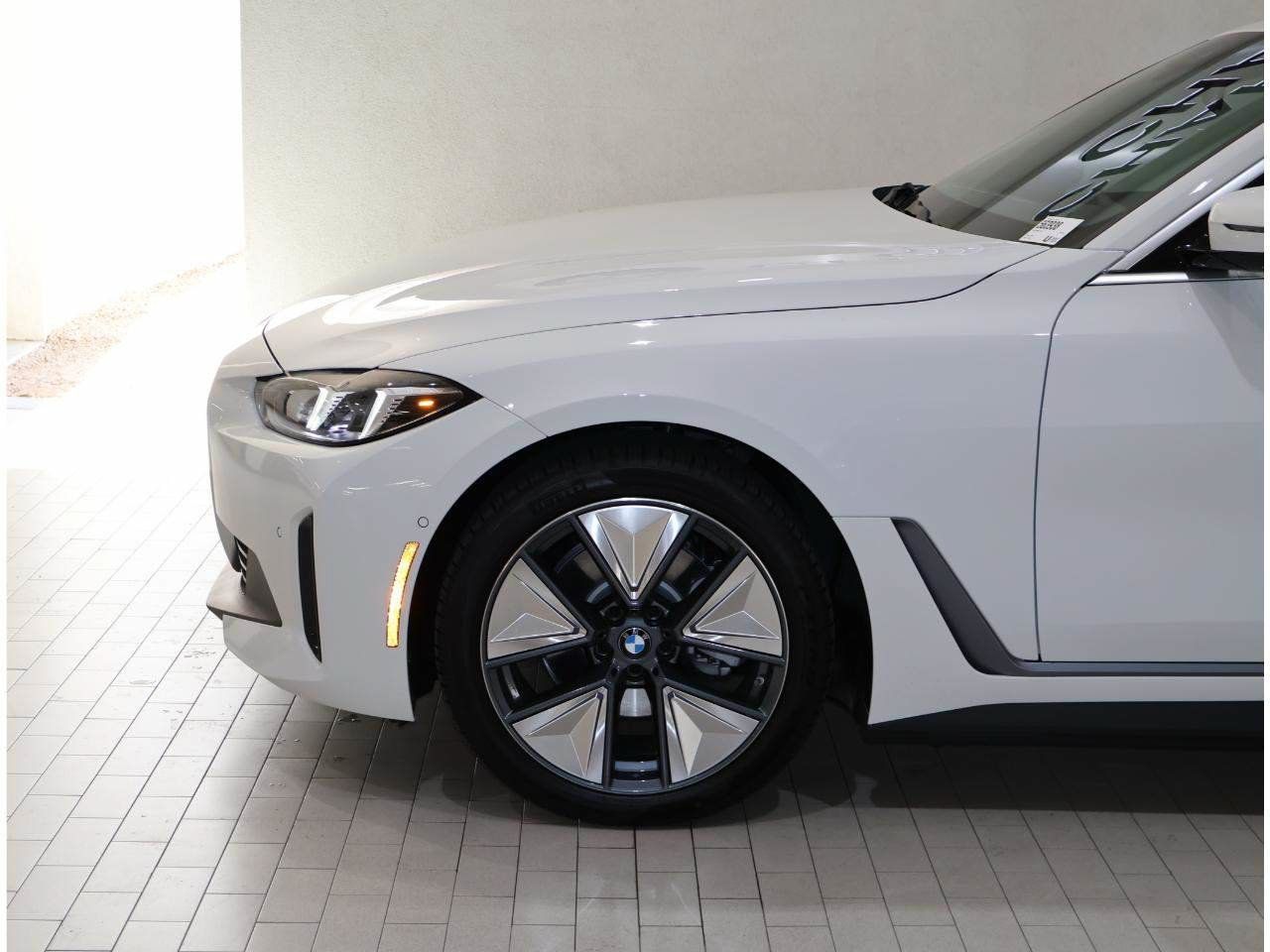 New 2026 BMW i4 eDrive40 w/ Parking Assistance Package RWD image 4