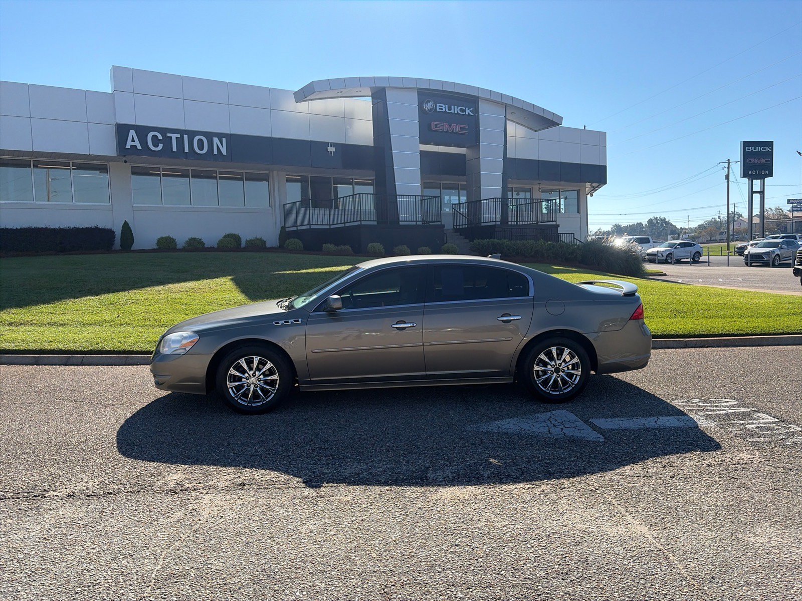 Used 2011 Buick Lucerne CXL FWD image 2