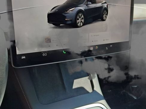 Used 2024 Tesla Model Y Long Range AWD/4WD image 18