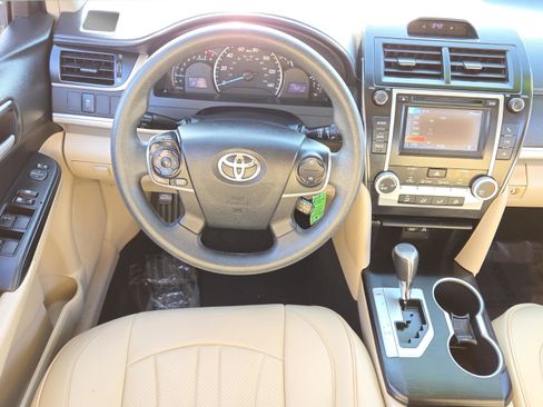 Used 2013 Toyota Camry LE image 12